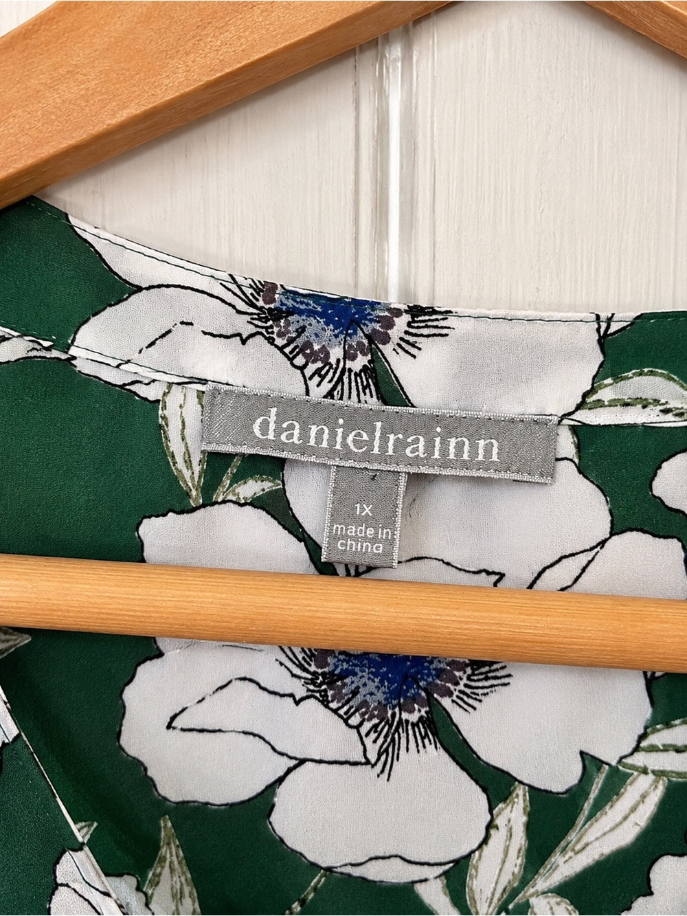 Daniel Rainn Green & White Floral Top - Picture 3 of 4